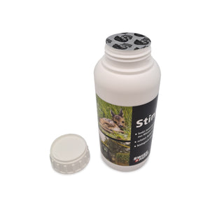 Das Wildlenkmittel "Stinki" von SwissHunt, funktioniert wie ein Vergrämungsmittel und lenkt Wildtiere sicher aus Wiesen und Feldern. Produktbild mit Aluminiumverschluss