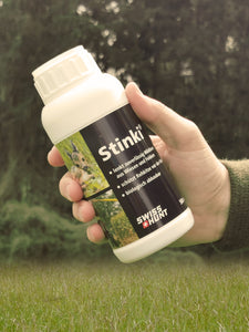 Das Wildlenkmittel "Stinki" von SwissHunt, funktioniert wie ein Vergrämungsmittel und lenkt Wildtiere sicher aus Wiesen und Feldern. Das Bild zeigt die praktische 500ml Flasche in den Händen eines Jägers.