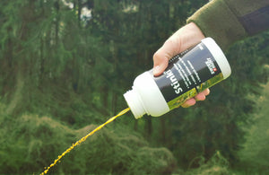 Das Wildlenkmittel "Stinki" im Einsatz: Eine 500ml Flasche reicht für eine Anwendung an 1 bis 2 Hektar und ist natürlich biologisch abbaubar